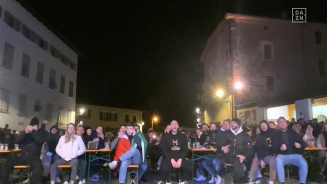 La piazza di Mezzocorona segue in diretta l'incontro tra Marvin Vettori e Paulo Costa (foto Dazn)