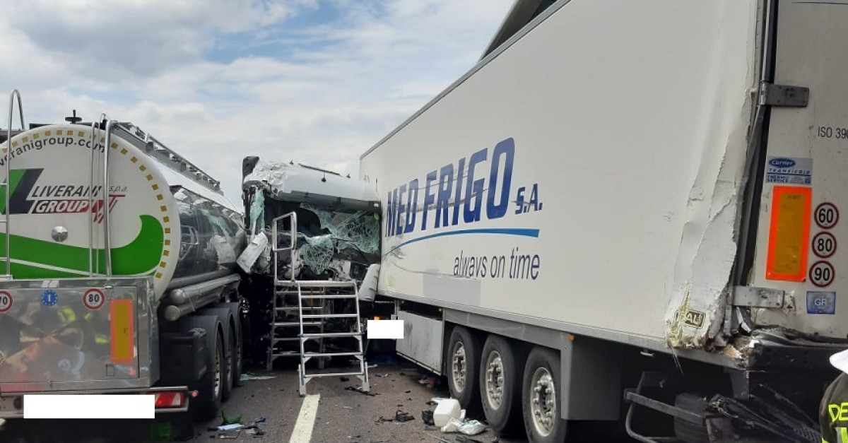LE FOTO. Spaventoso incidente in A22, un autoarticolato finisce ...