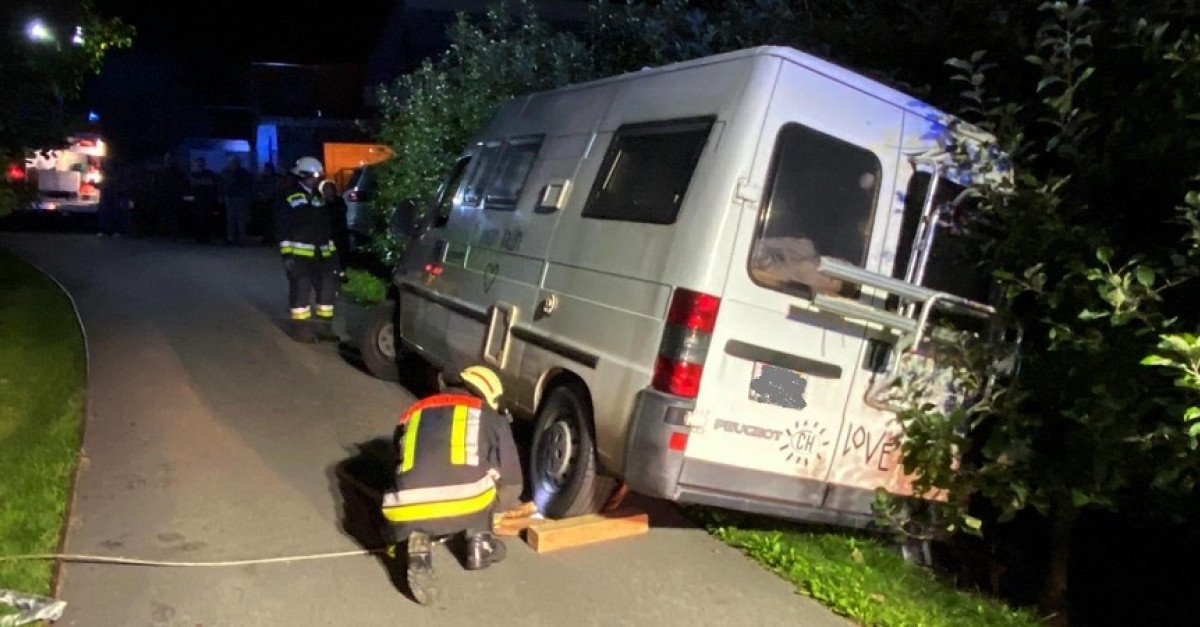 LE FOTO. Turista esce di strada con il furgone e finisce nel frutteto ...