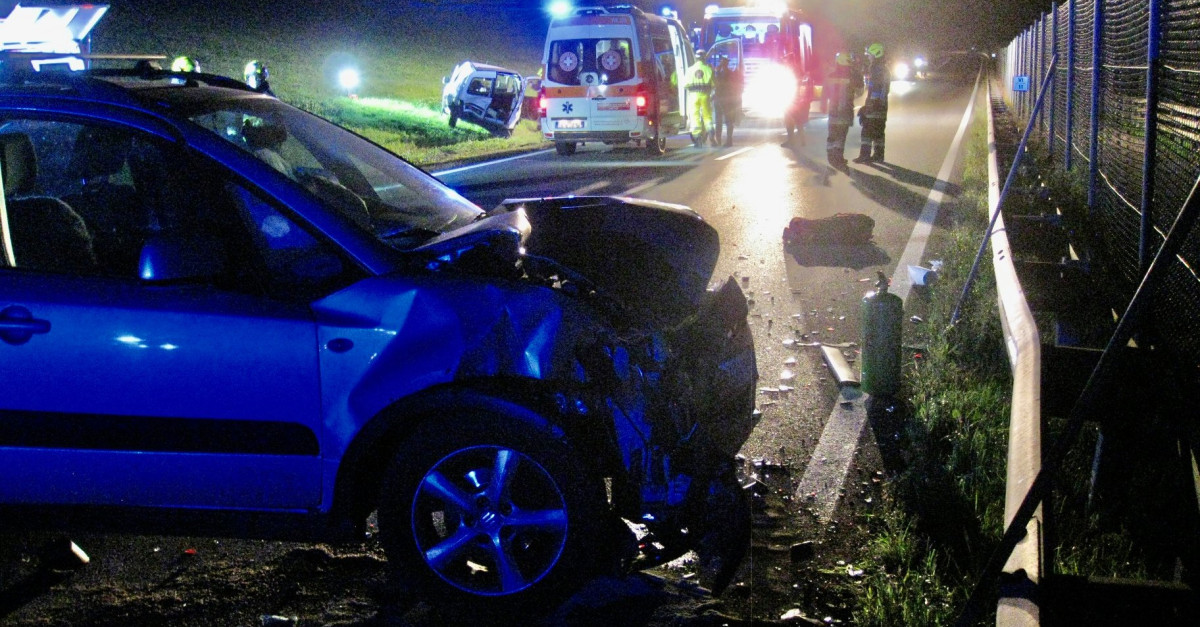 Violento scontro tra due auto. I vigili del fuoco estraggono uno dei ...