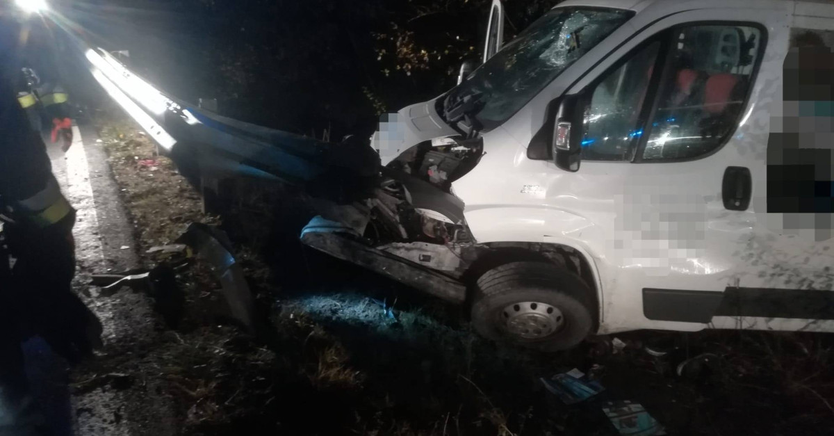 Grave incidente nella notte, esce di strada con il furgone e rimane ...
