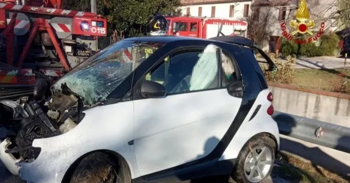 Tremendo schianto, è morto un ragazzo di 25 anni. E' uscito di strada ...