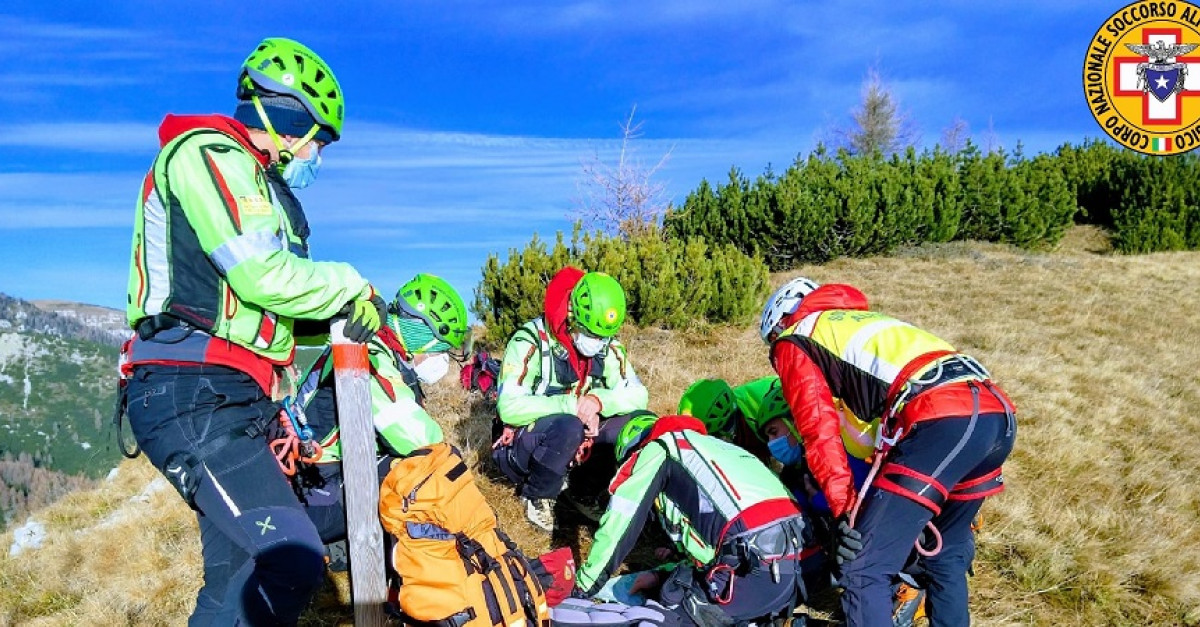 L’amico lo vede scivolare nel vuoto, vani i soccorsi: 55enne muore dopo ...