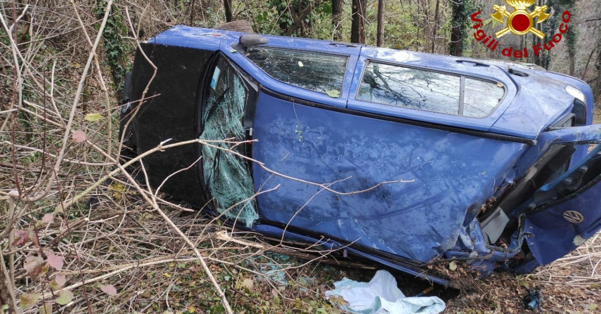 Esce di strada e vola per 20 metri in una scarpata. Ferito un 34enne ...