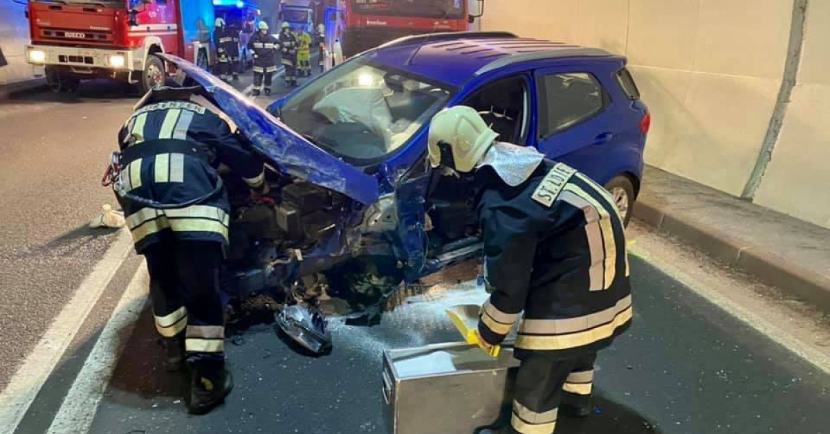 FOTO. Violento scontro fra un autobus di linea e un'auto. Sei le ...