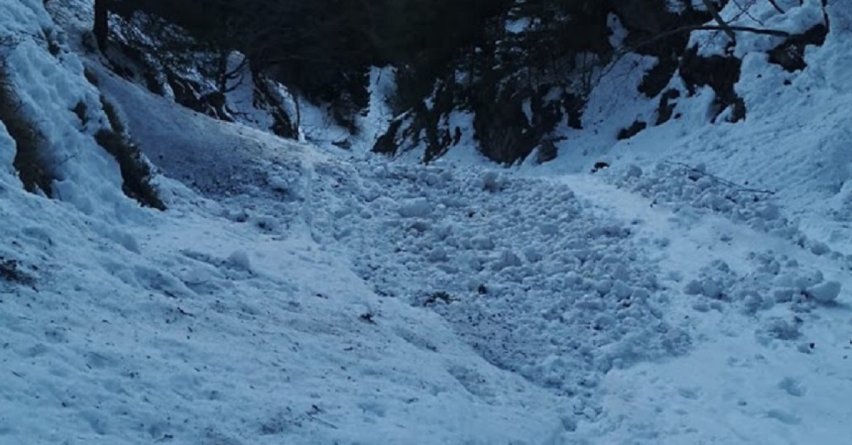 Scivola per oltre 100 metri in un canalone. Avverte un conoscente che ...