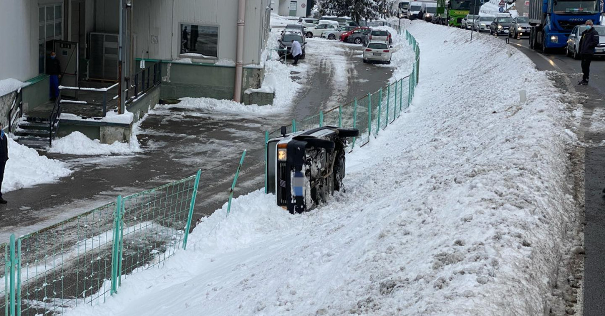 FOTO. Esce di strada e finisce nel fosso. Momenti di paura per un ...