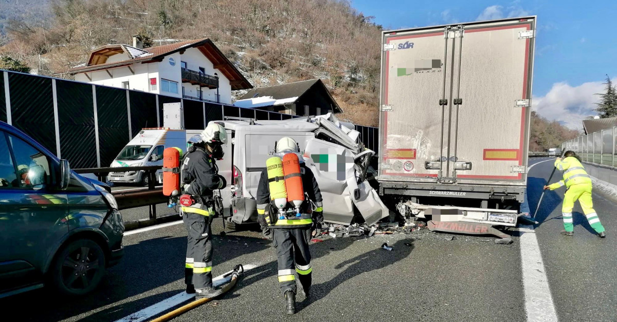 FOTO. Tampona un mezzo pesante con il furgone. Tragedia sfiorata sull ...