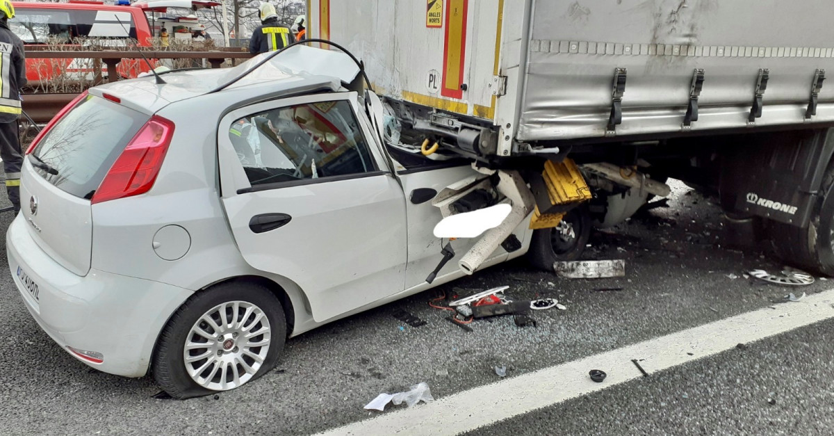 Grave incidente sull'A22. Auto centra un autoarticolato e si incastra ...