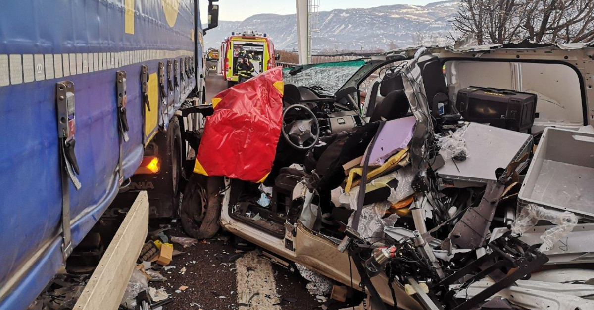 FOTO. Tragedia sull'A22. Un furgone si scontra contro un mezzo pesante ...