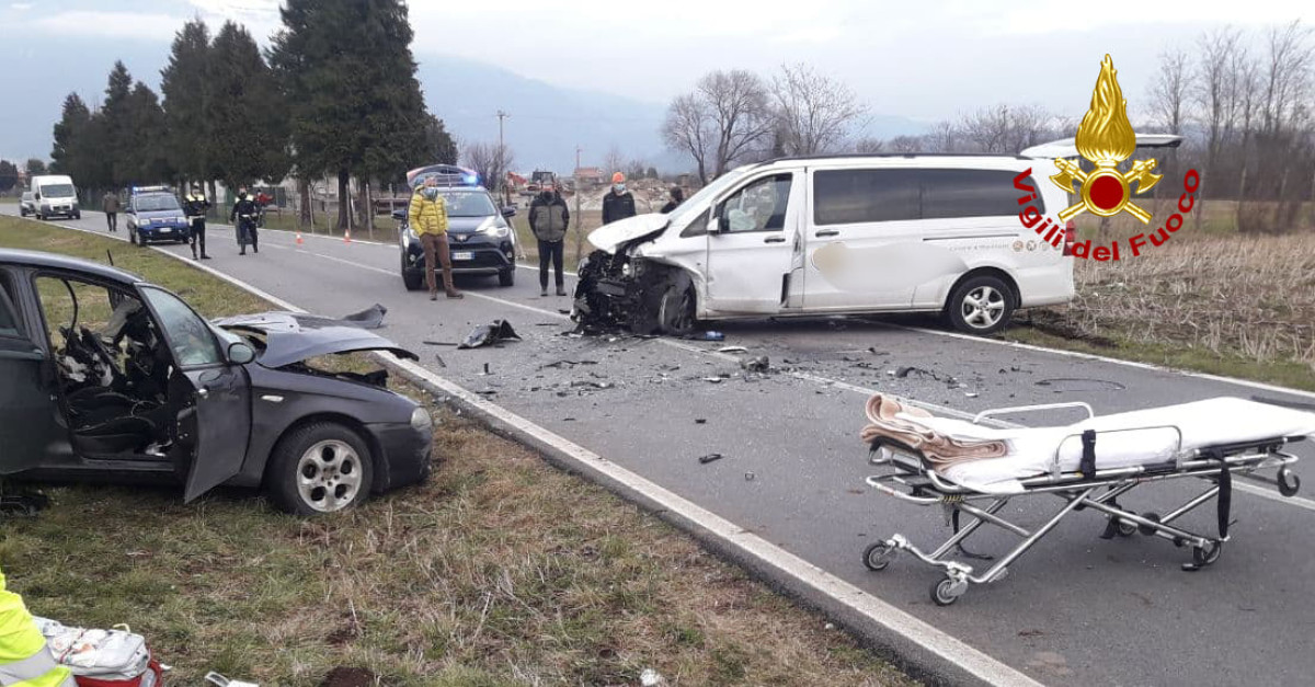 FOTO. Frontale tra un'auto e un furgone. Due feriti trasportati all ...