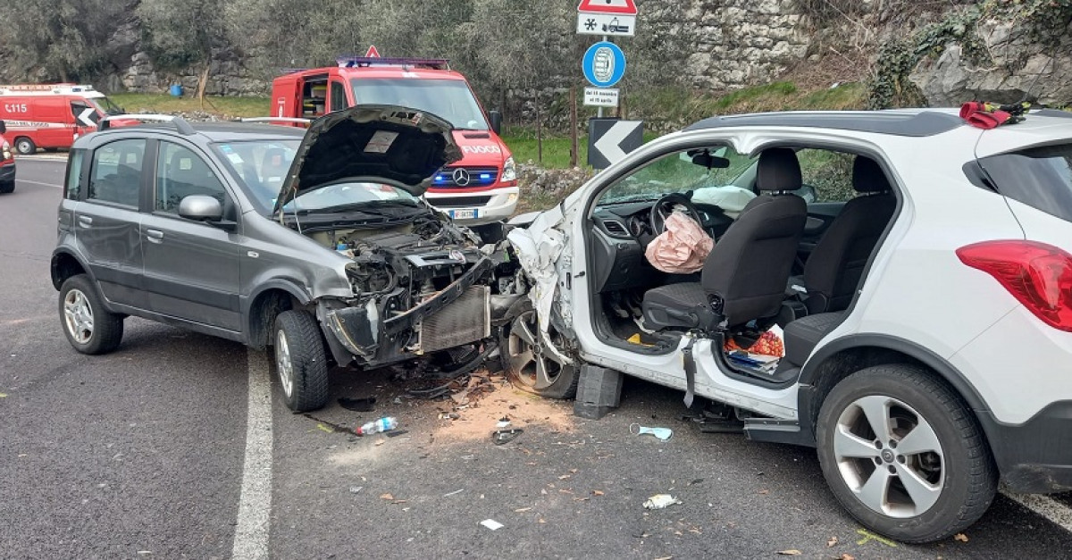 FOTO. Violento scontro frontale tra due auto nell'Alto Garda, due ...
