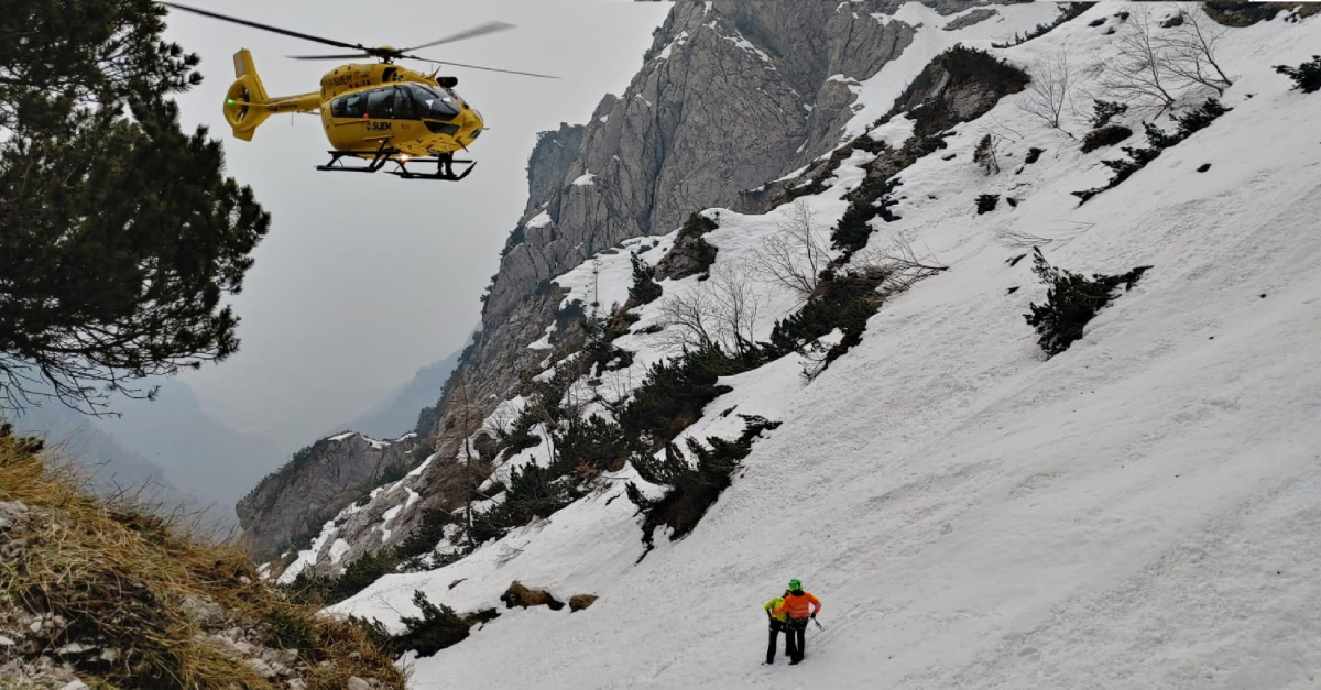 Tragedia in montagna, escursionista 55enne scivola sulla neve e ...