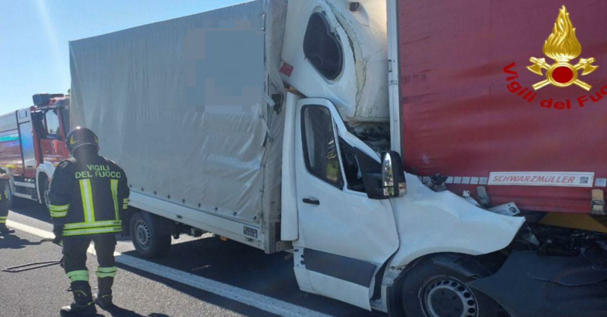 Tragedia sulla A4: violento tamponamento e muore l'autista del furgone ...