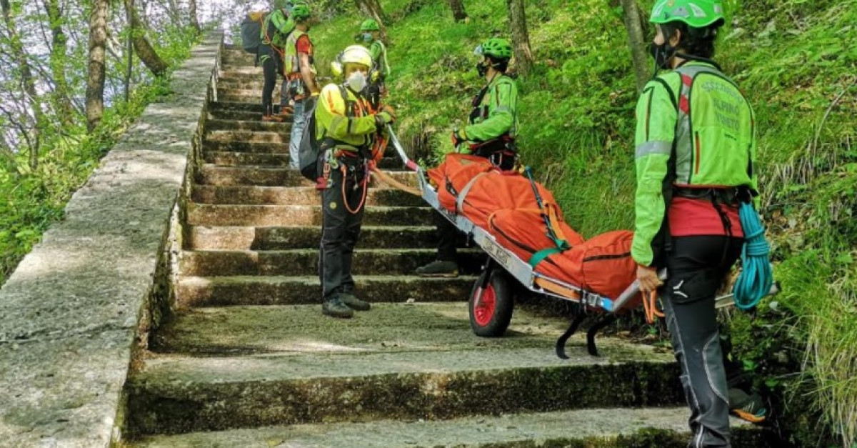 Tragedia in montagna, inciampa e precipita per 25 metri davanti agli ...