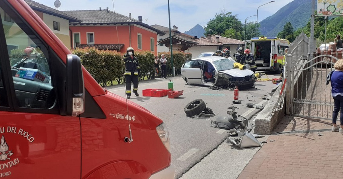 Si schianta contro il muretto di una casa e si rovescia con l'auto ...
