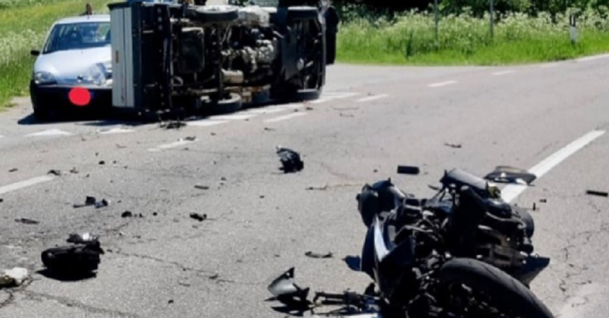 Si scontra con la moto contro un furgone che si ribalta e colpisce un ...