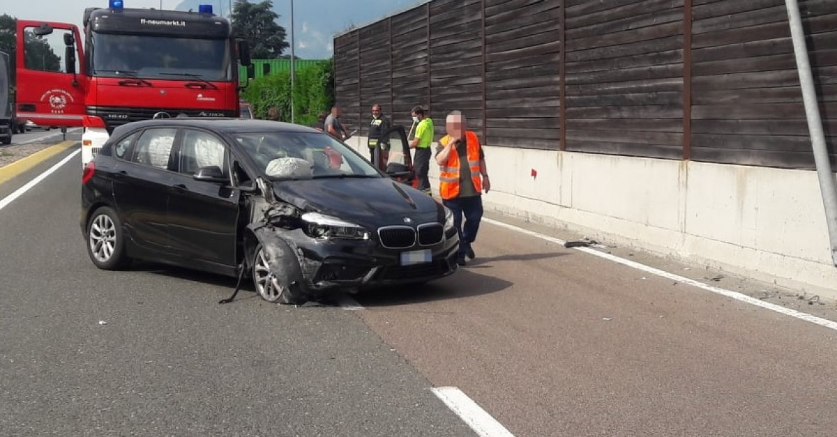 Perde il controllo dell'auto e si schianta contro il muro di cemento ...