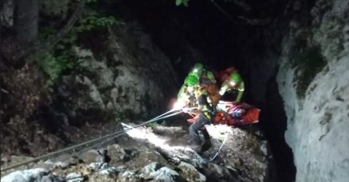 Scivola e ruzzola tra le rocce per 30 metri, 69enne ritrovato dopo 10 ...