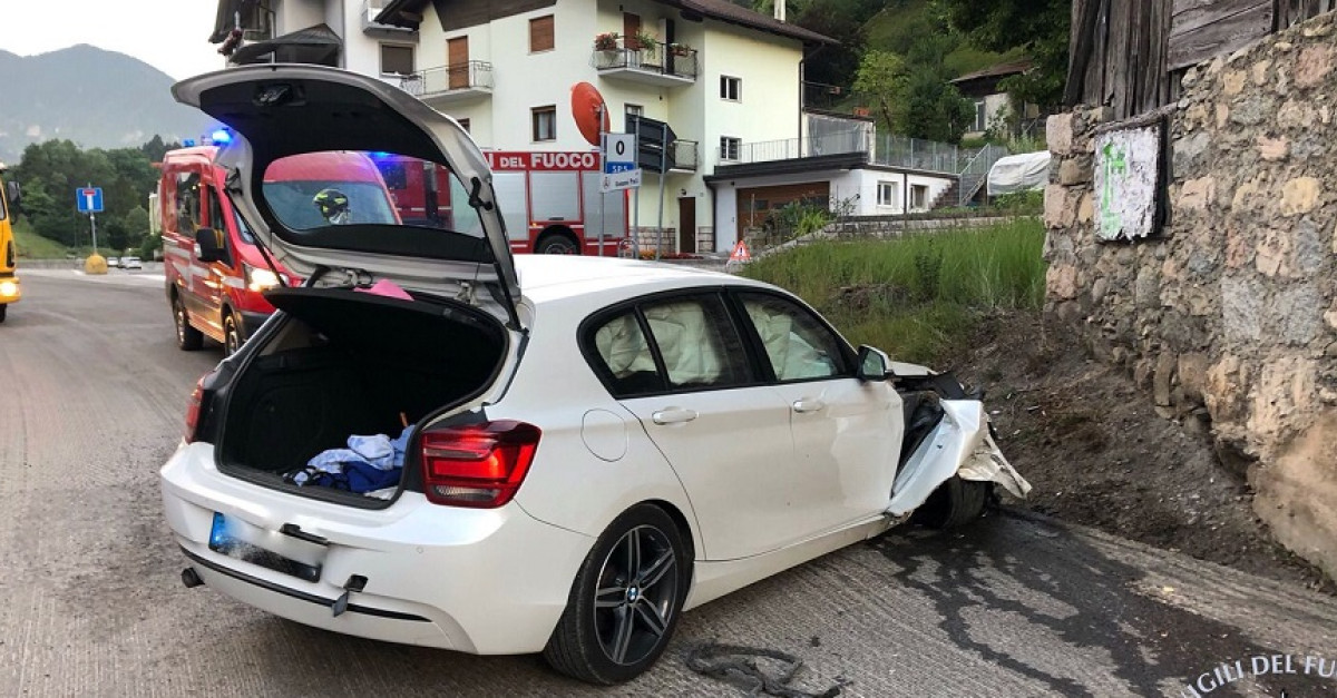 Perde il controllo dell'auto e si schianta più volte contro un muretto ...
