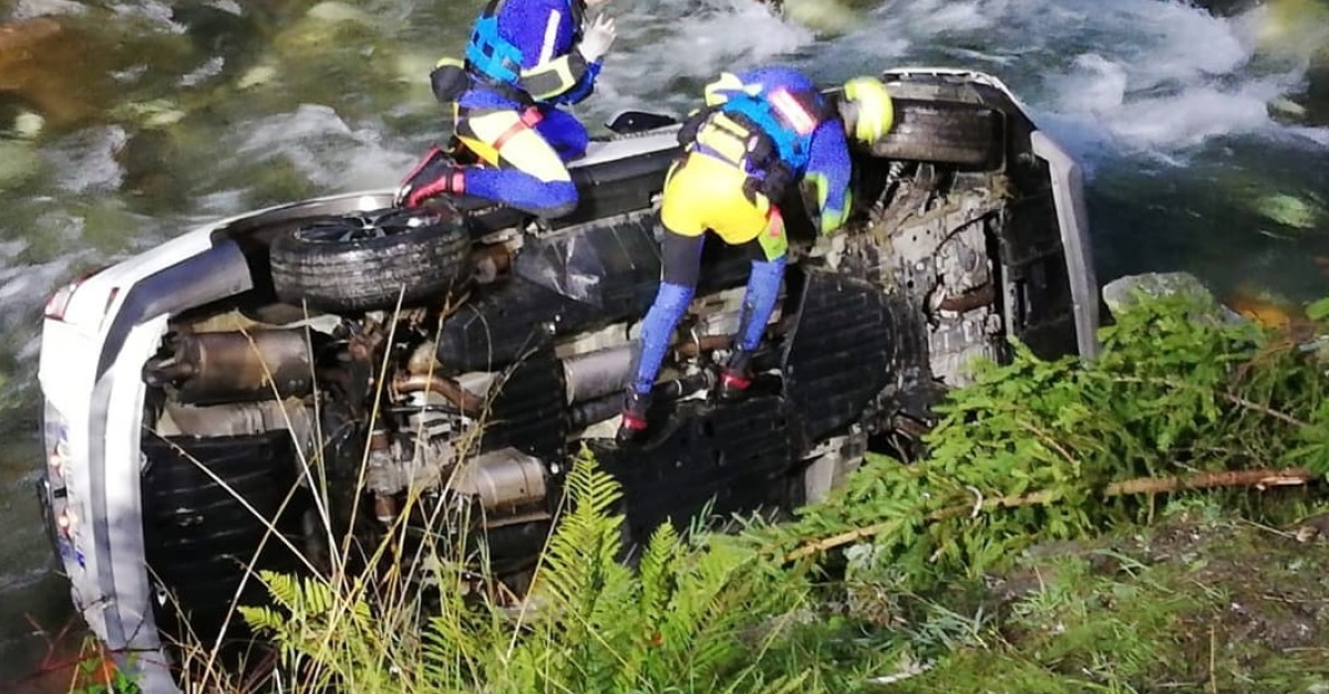 Esce di strada e si ribalta con l'auto dentro un torrente - il Dolomiti