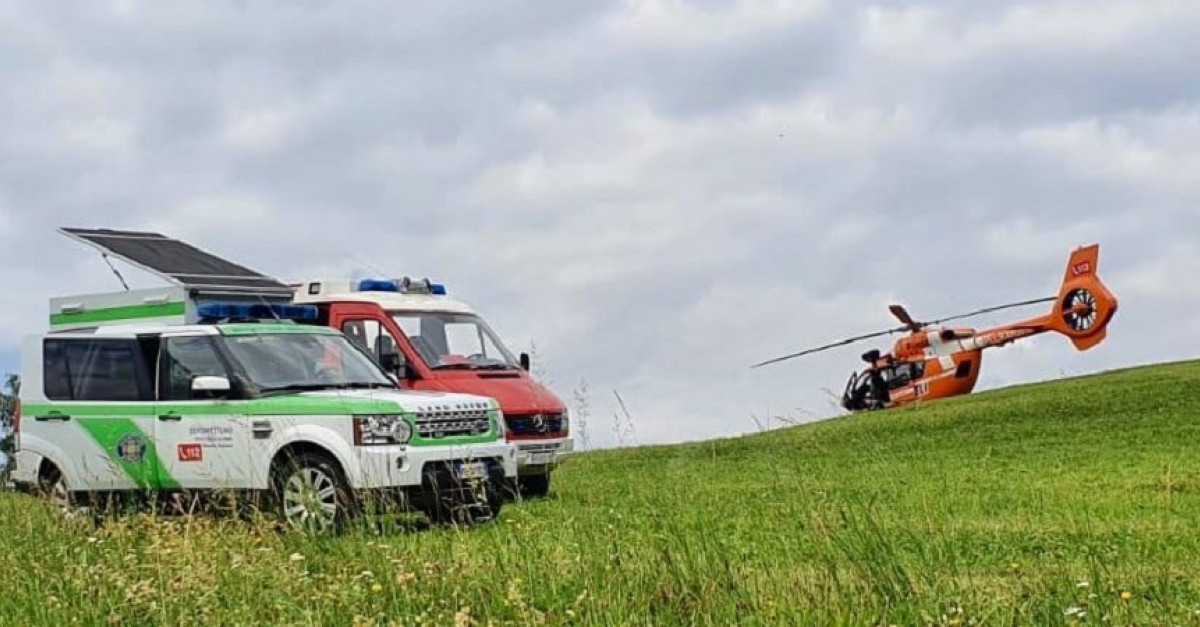 Il trattore si ribalta più volte sul pendio, travolgendo un contadino ...