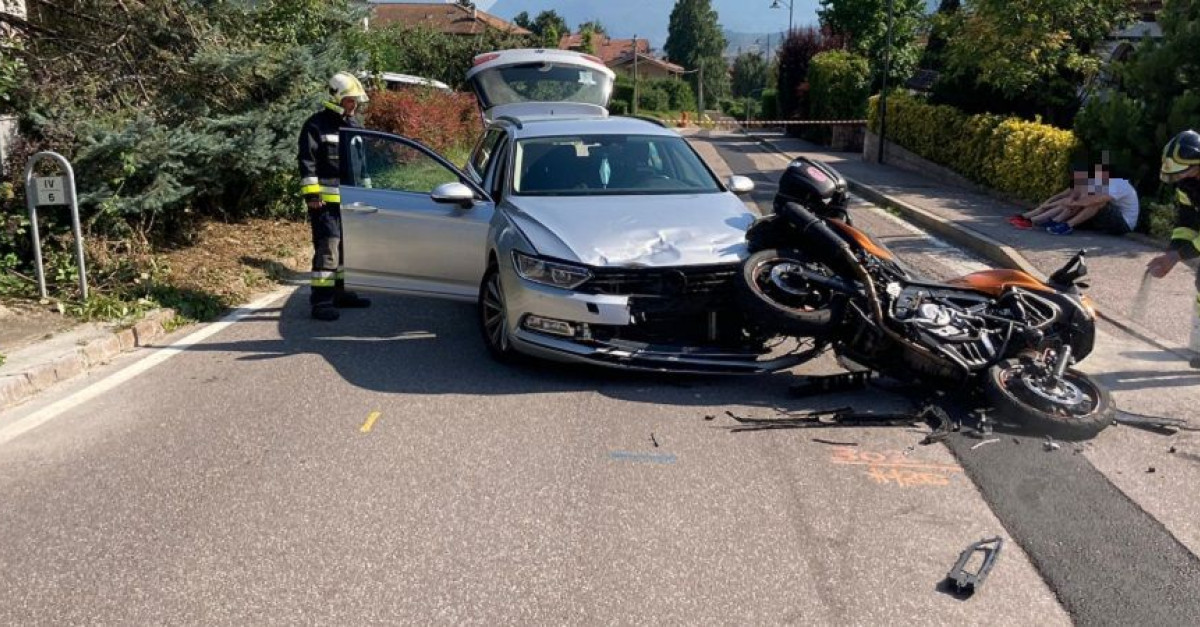 Violento frontale tra un'auto e una moto in val di Non. Un centauro ...