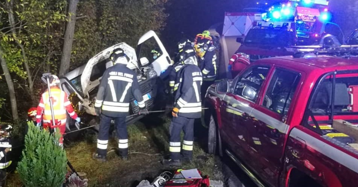 Esce di strada con il furgone e sbatte contro gli alberi: un ferito ...