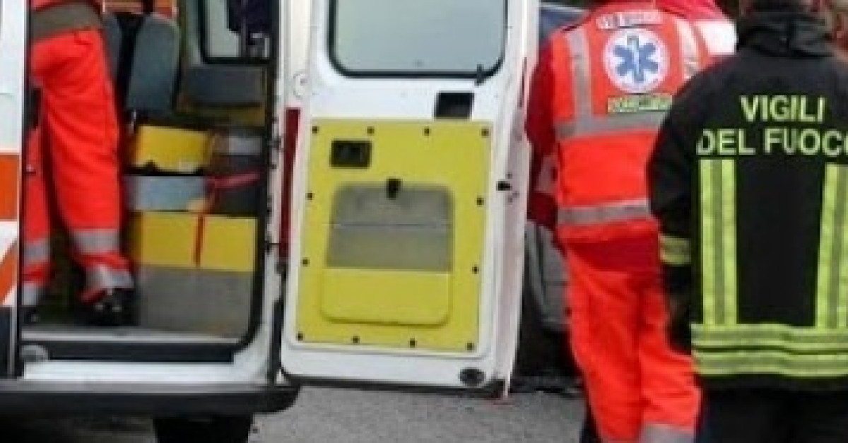Si ribalta il trattore e il braccio rimane schiacciato sotto al mezzo ...