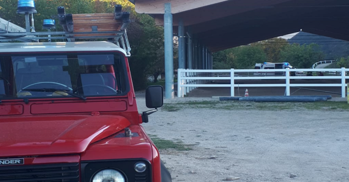 Cade da cavallo e sbatte contro un palo con la schiena. Paura per una ...