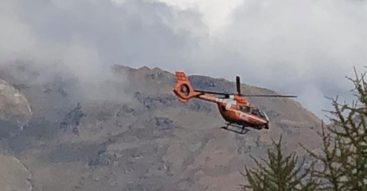 Tragedia in montagna, perde l'appiglio e precipita nel vuoto sotto gli ...