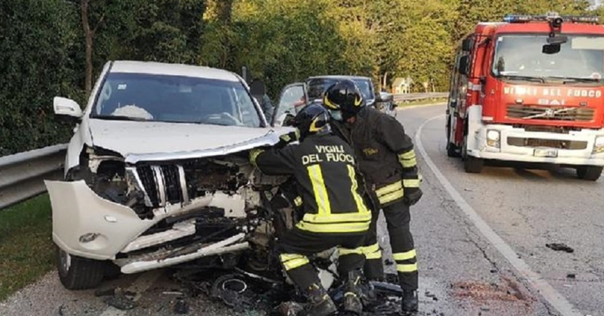 Violento frontale sulla Gardesana e un 59enne resta incastrato tra le ...