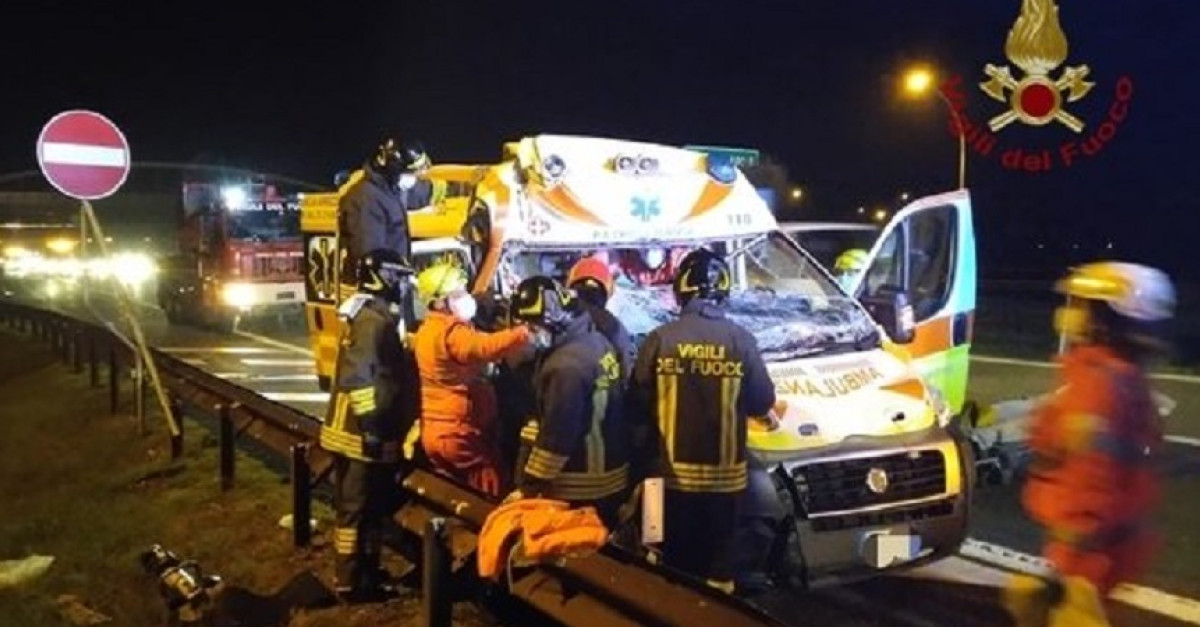 Un'ambulanza tampona violentemente un autoarticolato in A22, un ...