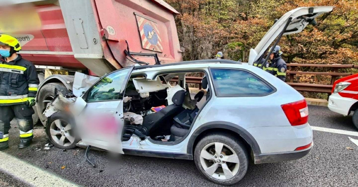 Grave incidente sull'A22. Auto tampona un camion e si incastra sotto il ...