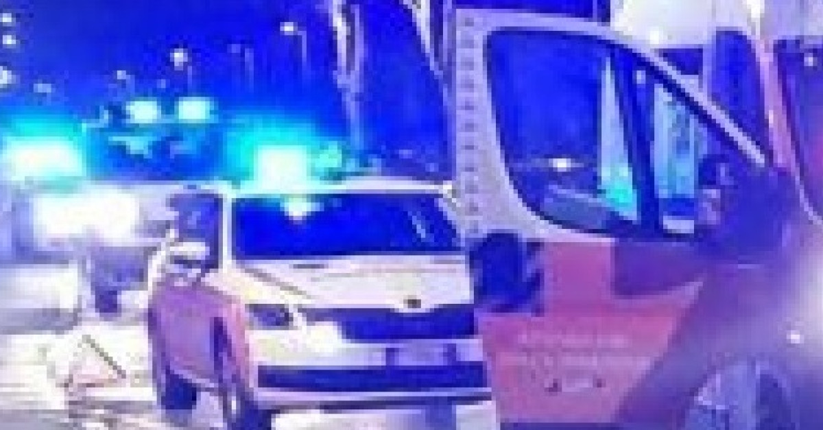 Investita mentre attraversa la strada e poi colpita da un'altra auto ...