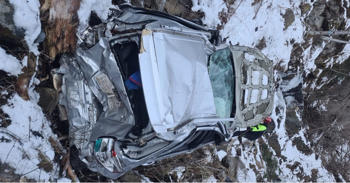 Esce di strada con l'auto e precipita per 150 metri nel dirupo, il ...