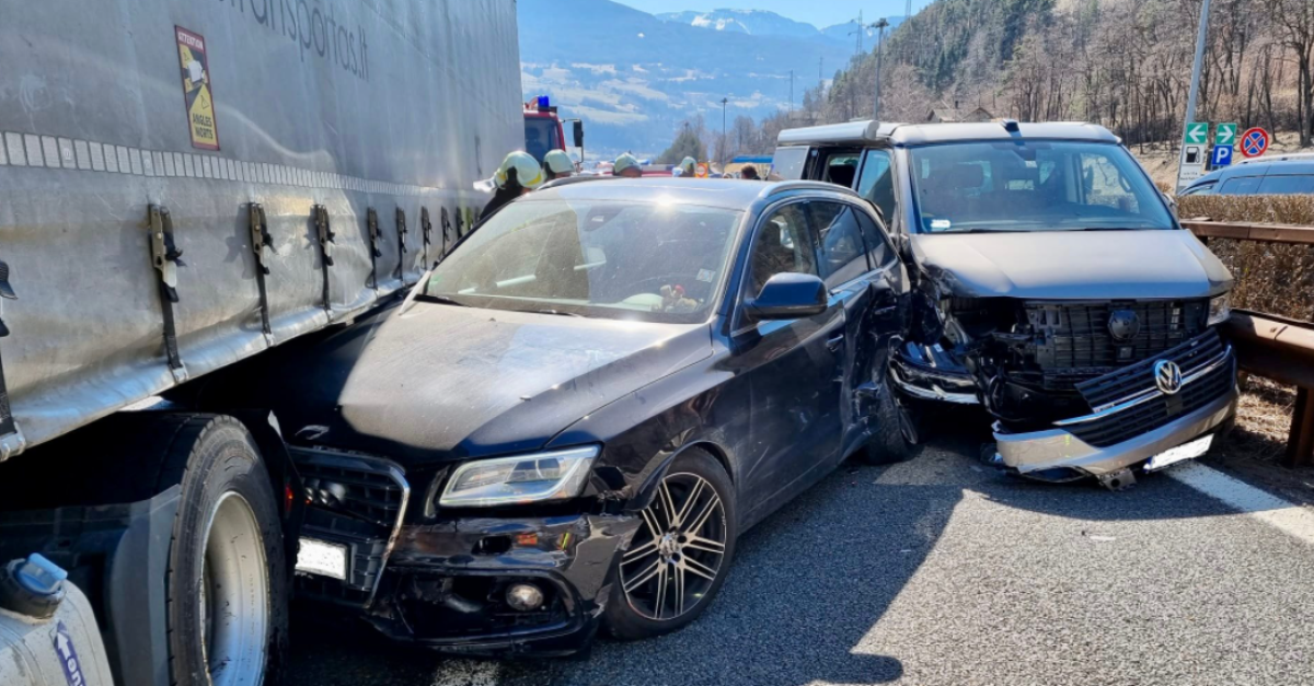 Tamponata da un furgone e schiacciata da un autoarticolato, grave ...