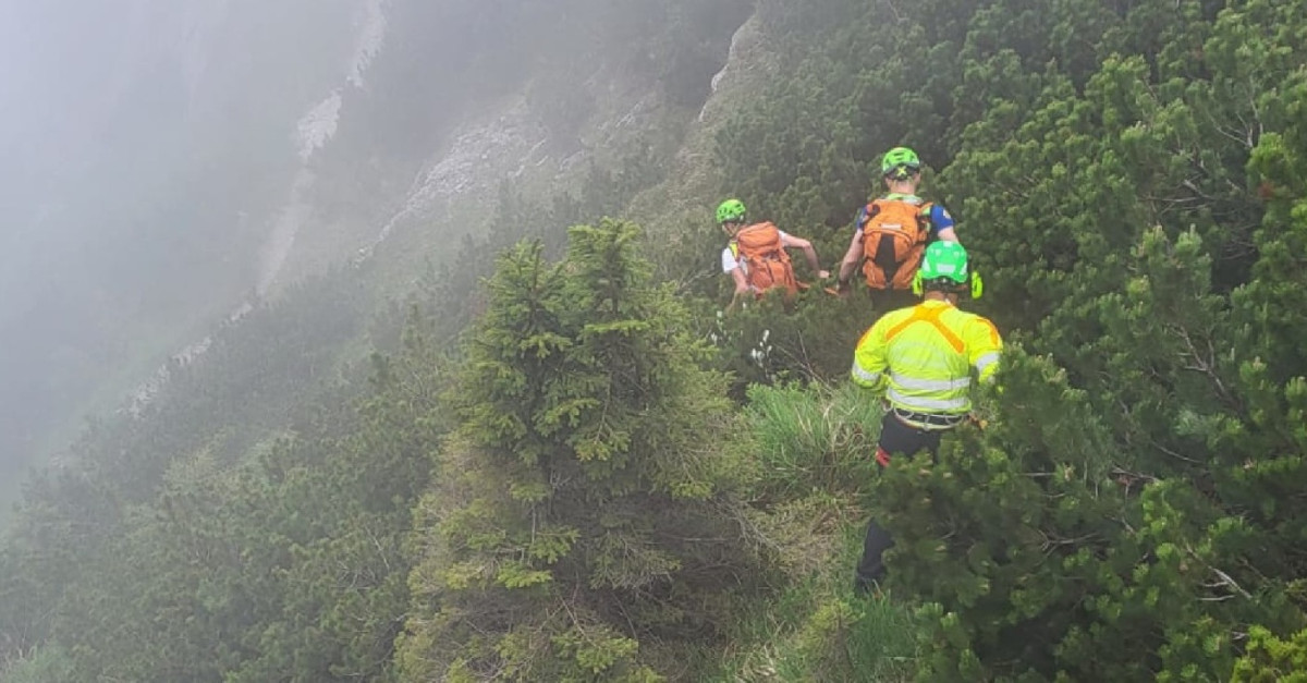 Tragedia in montagna, inciampa e precipita per 50 metri sotto gli occhi ...