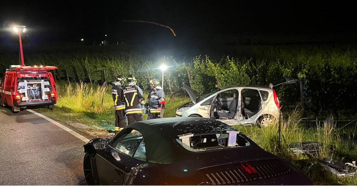 Schianto tra due auto (FOTO): una Porsche distrutta e una vettura ...