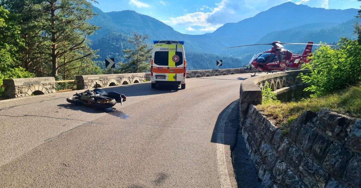Esce di strada e cade per 20 metri nel bosco sottostante: motociclista ...