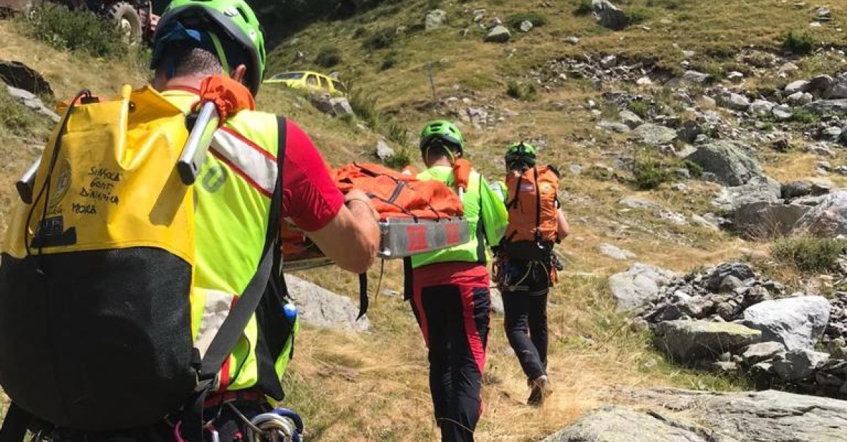 Tragedia in montagna, si accascia al suolo davanti a moglie e amici e ...