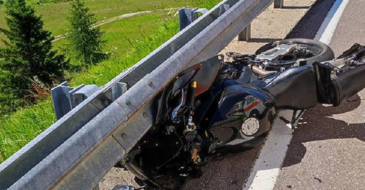 Si schianta con la moto contro il guardrail e il mezzo si incastra ...