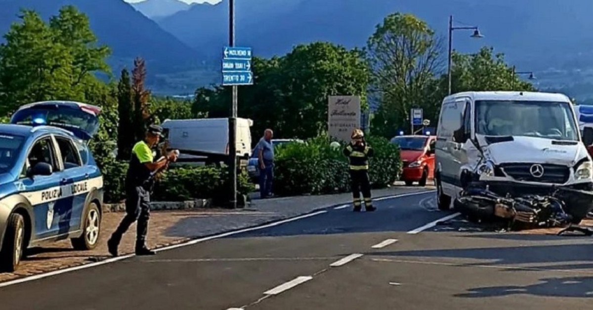 Tamponamento tra due veicoli e un furgone invade la corsia opposta ...