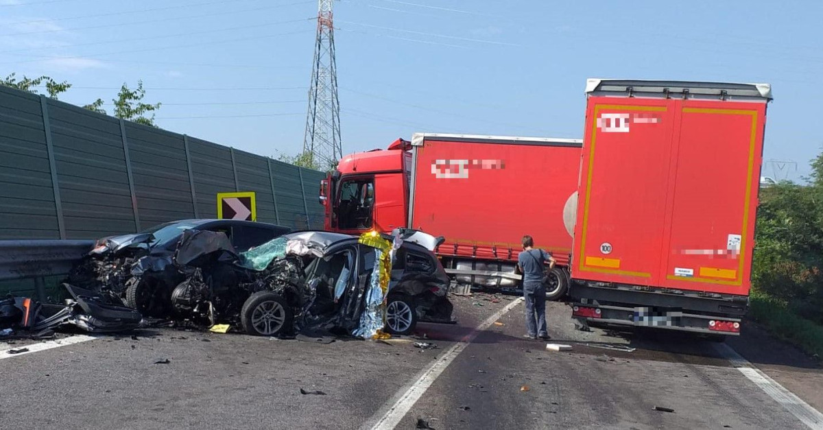 Drammatico scontro fra due auto e un mezzo pesante: morto un uomo - il ...