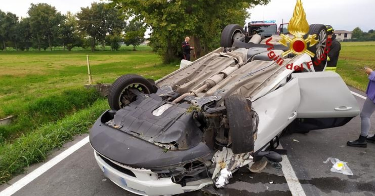 L'auto finisce fuori strada contro un albero e poi si ribalta, tre ...