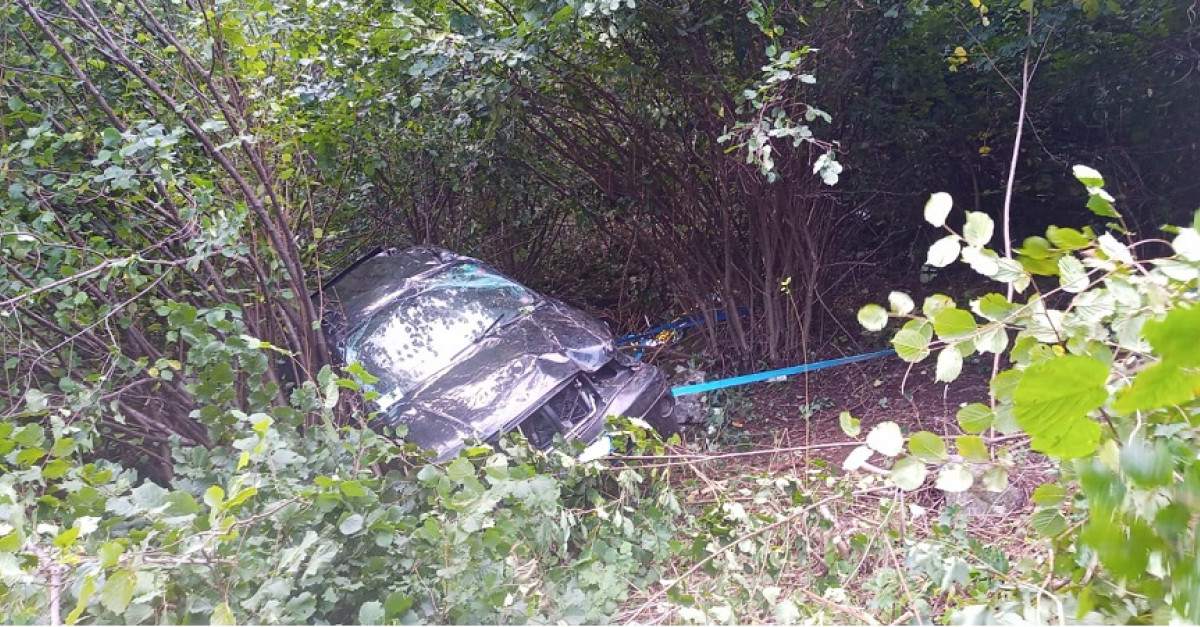 Esce di strada con l'auto, precipita per oltre 100 metri e finisce ...