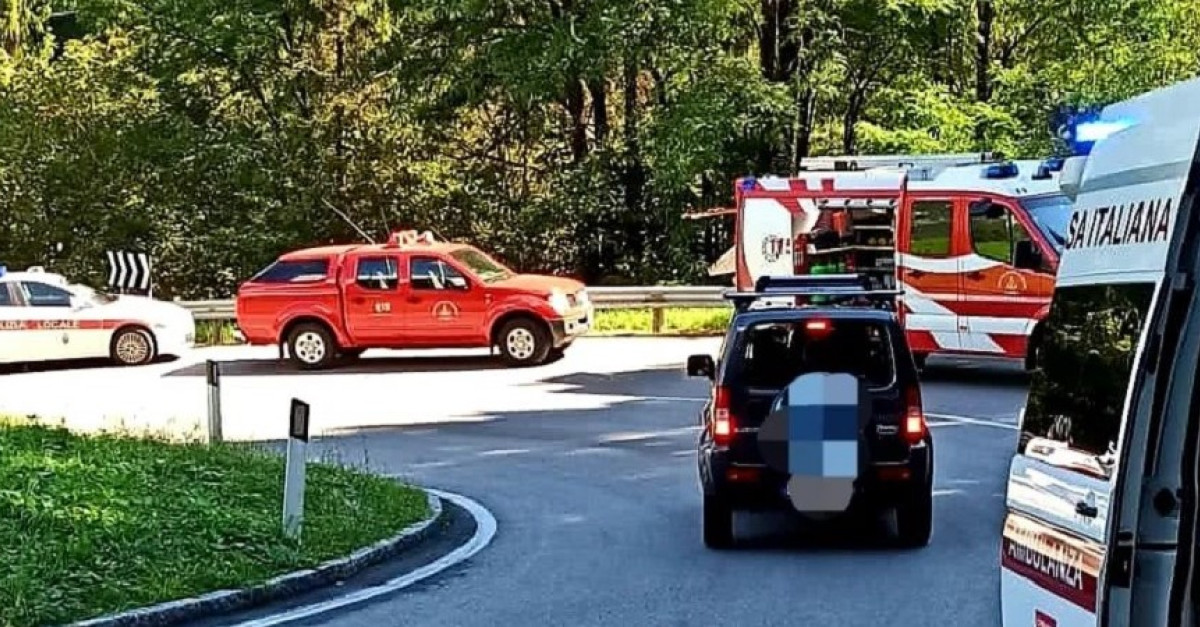 Perde il controllo della moto in curva e si schianta contro un furgone ...