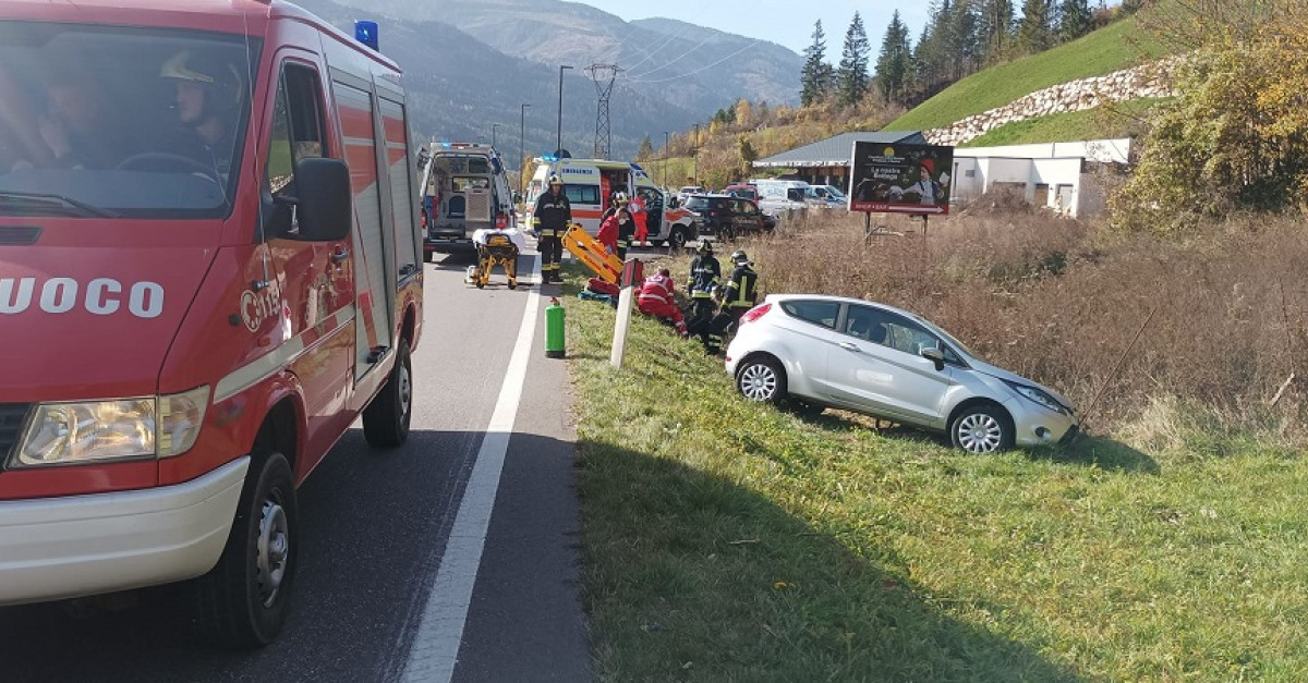 Schianto tra auto e una macchina finisce nel prato: un conducente ...