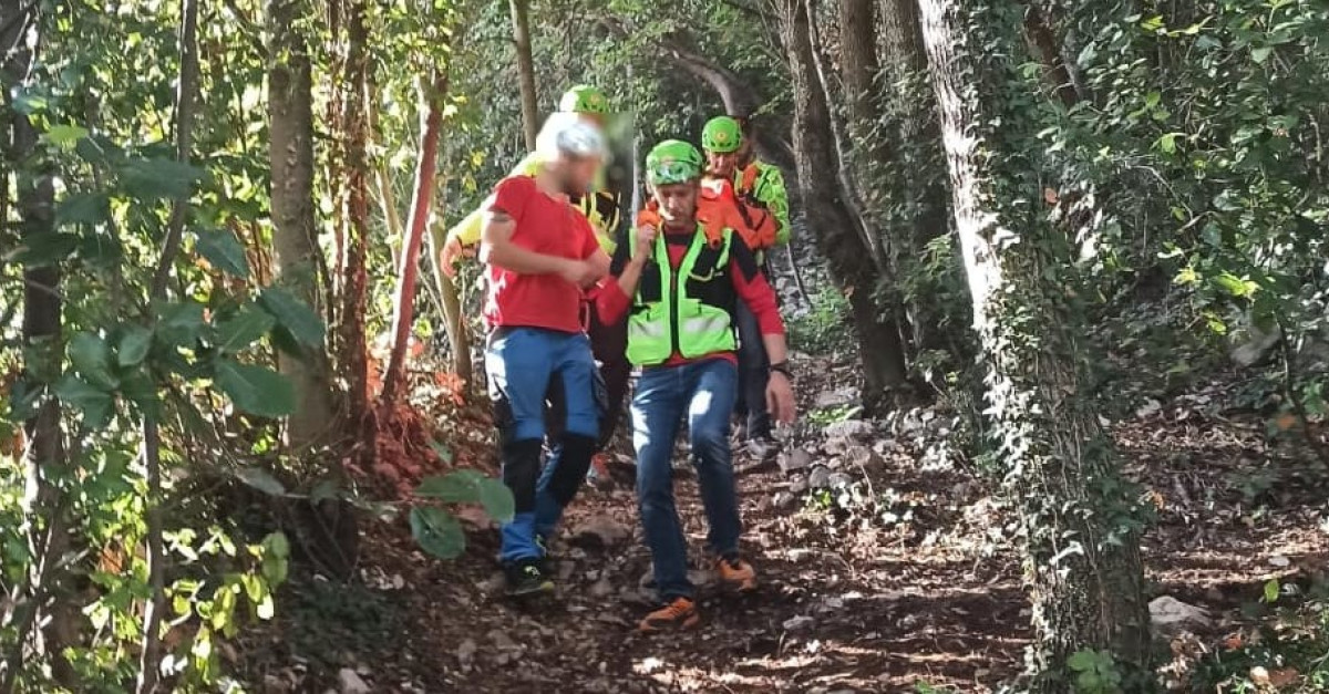 Cede l'appiglio ed il climber finisce a terra dopo un volo di 5 metri ...