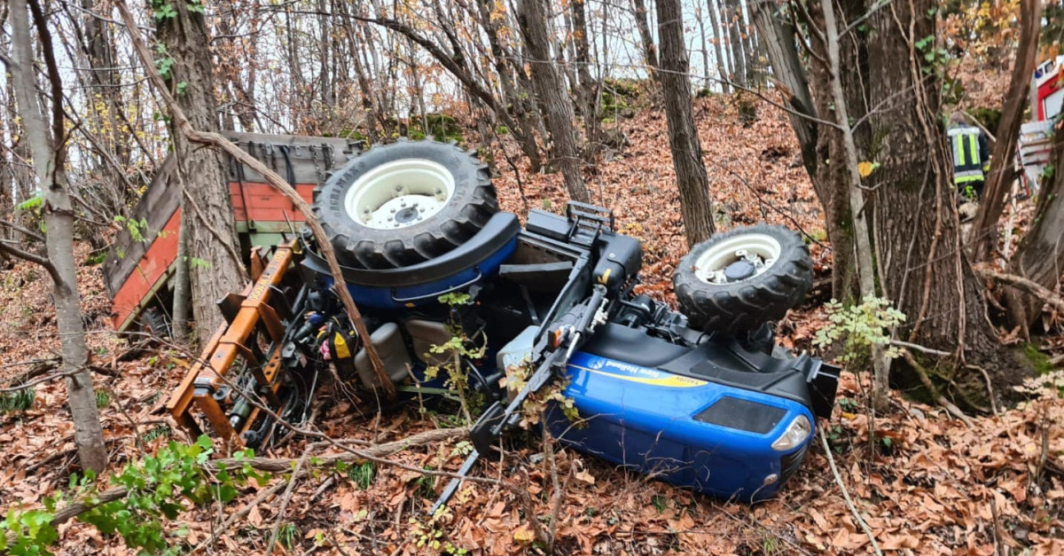 Paura nel bosco per un contadino, il trattore scivola e si ribalta: sul ...